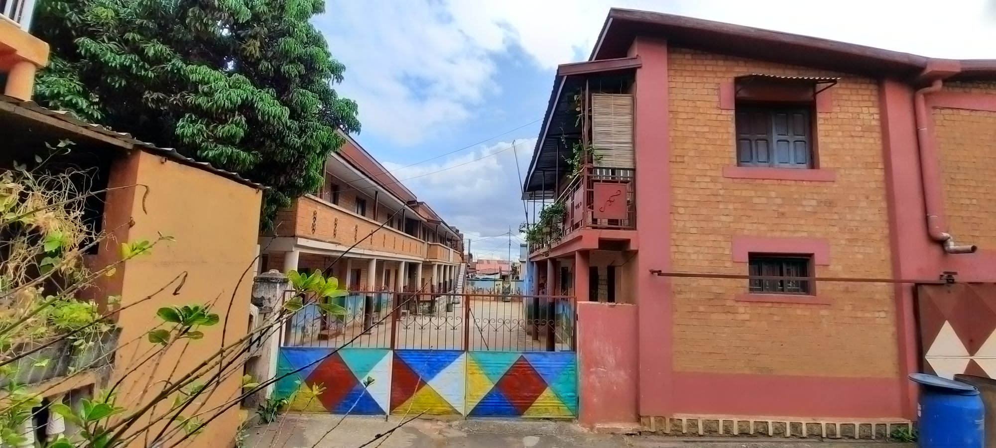Entrée et cour de l'École Cendrillon Soavimasoandro