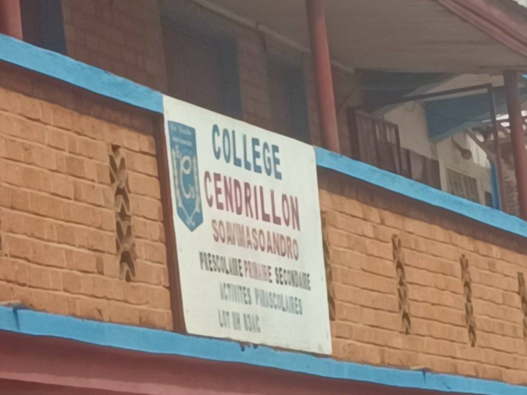 Façade et signalétique Collège Cendrillon Soavimasoandro